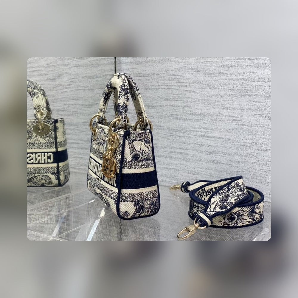 Anum Bags Detail
