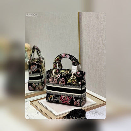 Anum Bags Detail