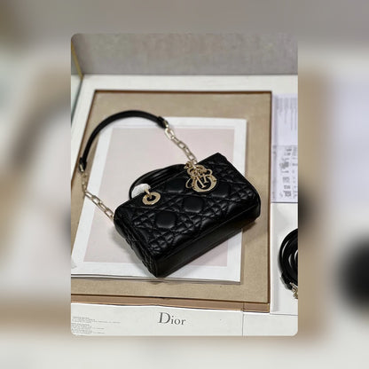 Anum Bags Detail
