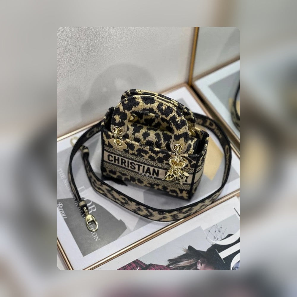 Anum Bags Detail