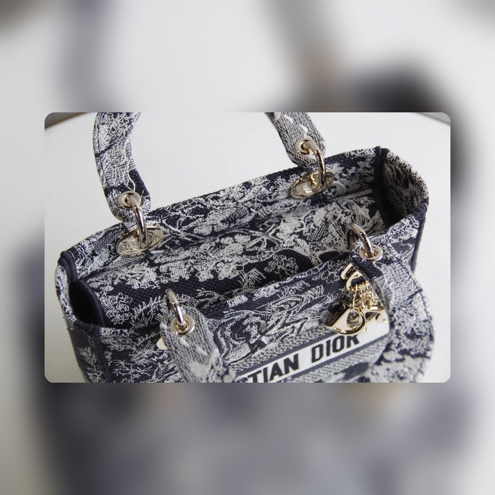 Anum Bags Detail