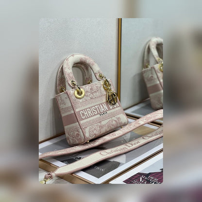 Anum Bags Detail
