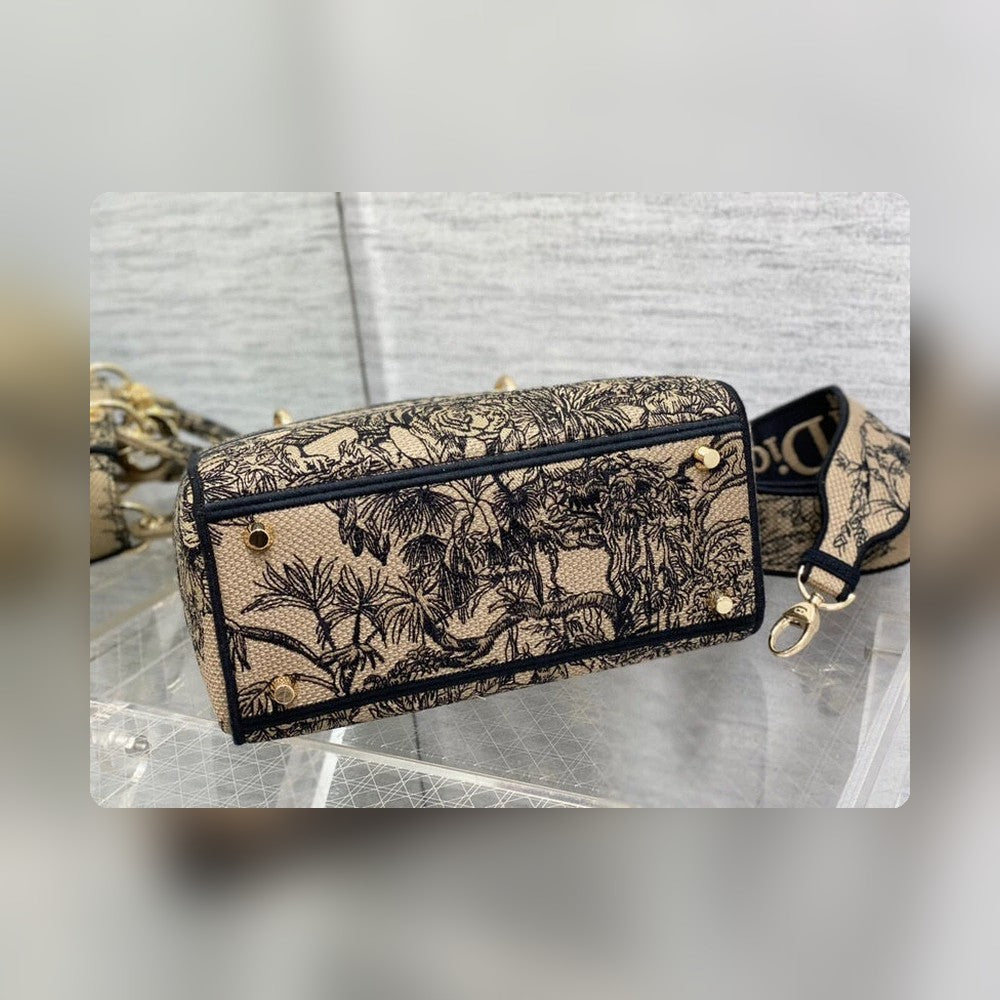 Anum Bags Detail