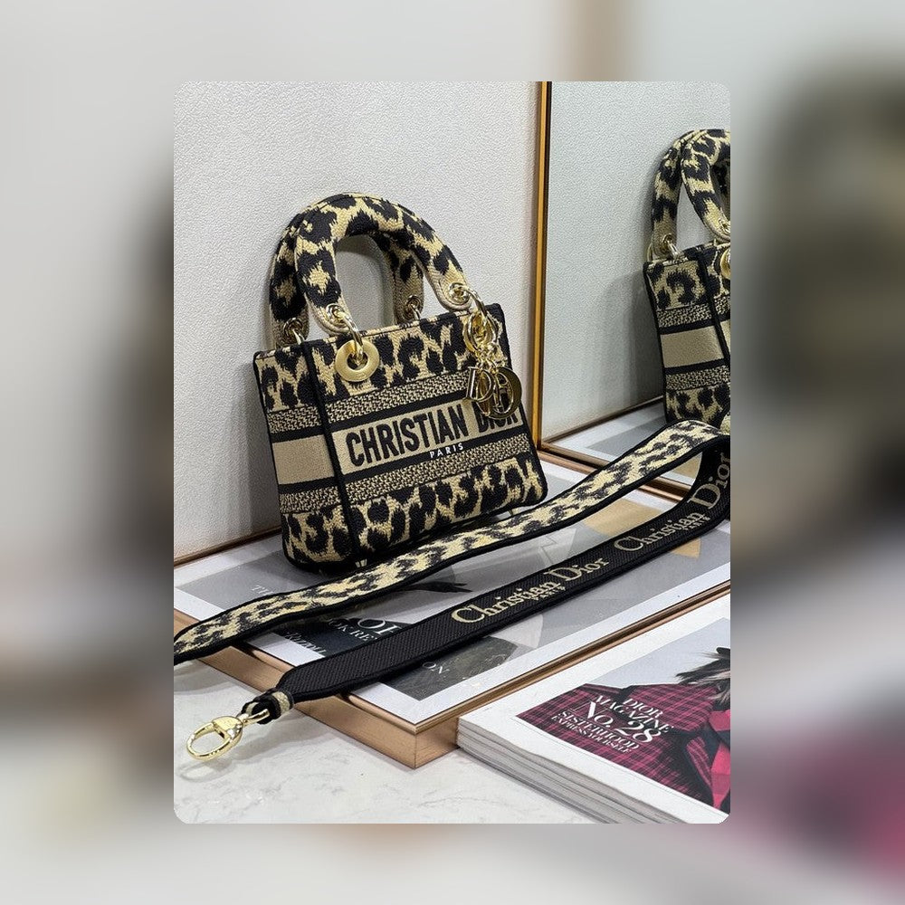 Anum Bags Detail