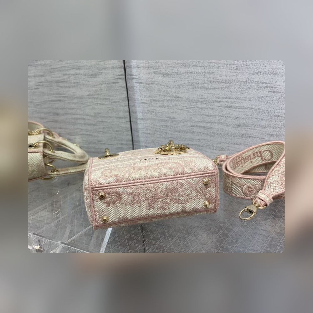Anum Bags Detail