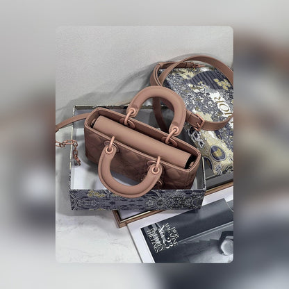 Anum Bags Detail