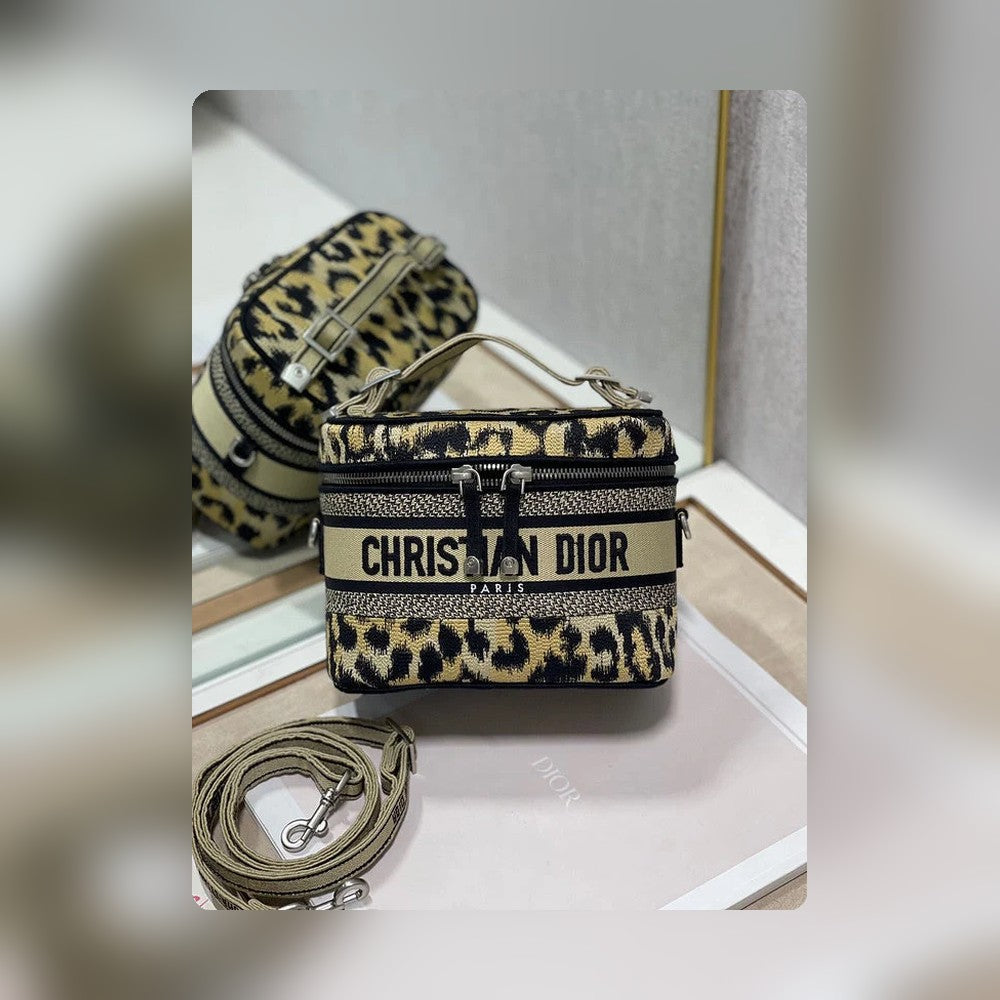 Anum Bags Detail