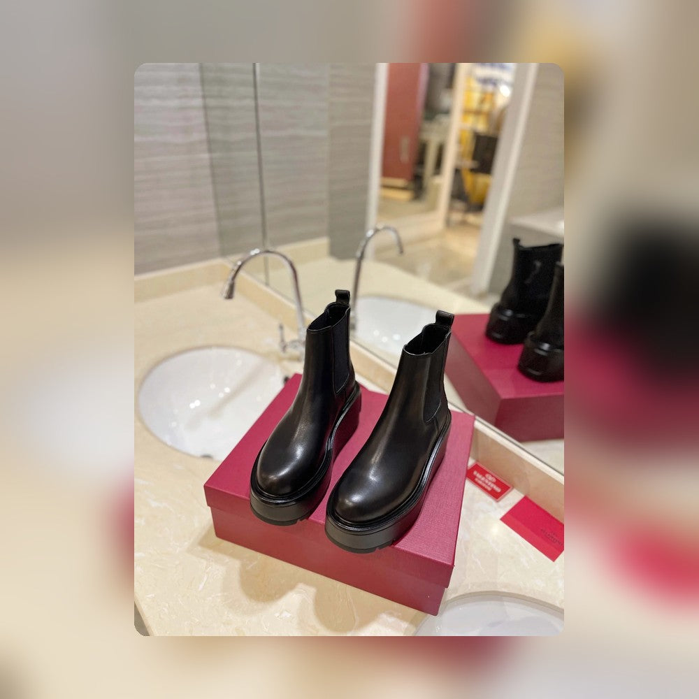 nmb GARAVANI UNIQUEFORM V LOGO LEATHER PLATFORM BOOTS BLACK