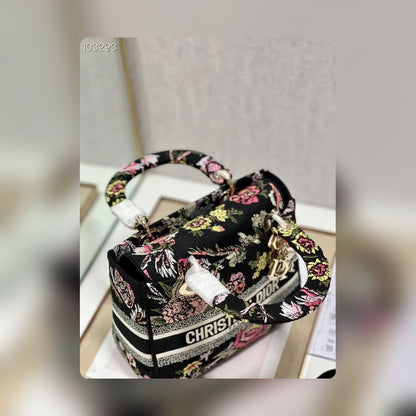 Anum Bags Detail