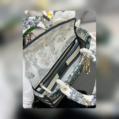 Anum Bags Detail