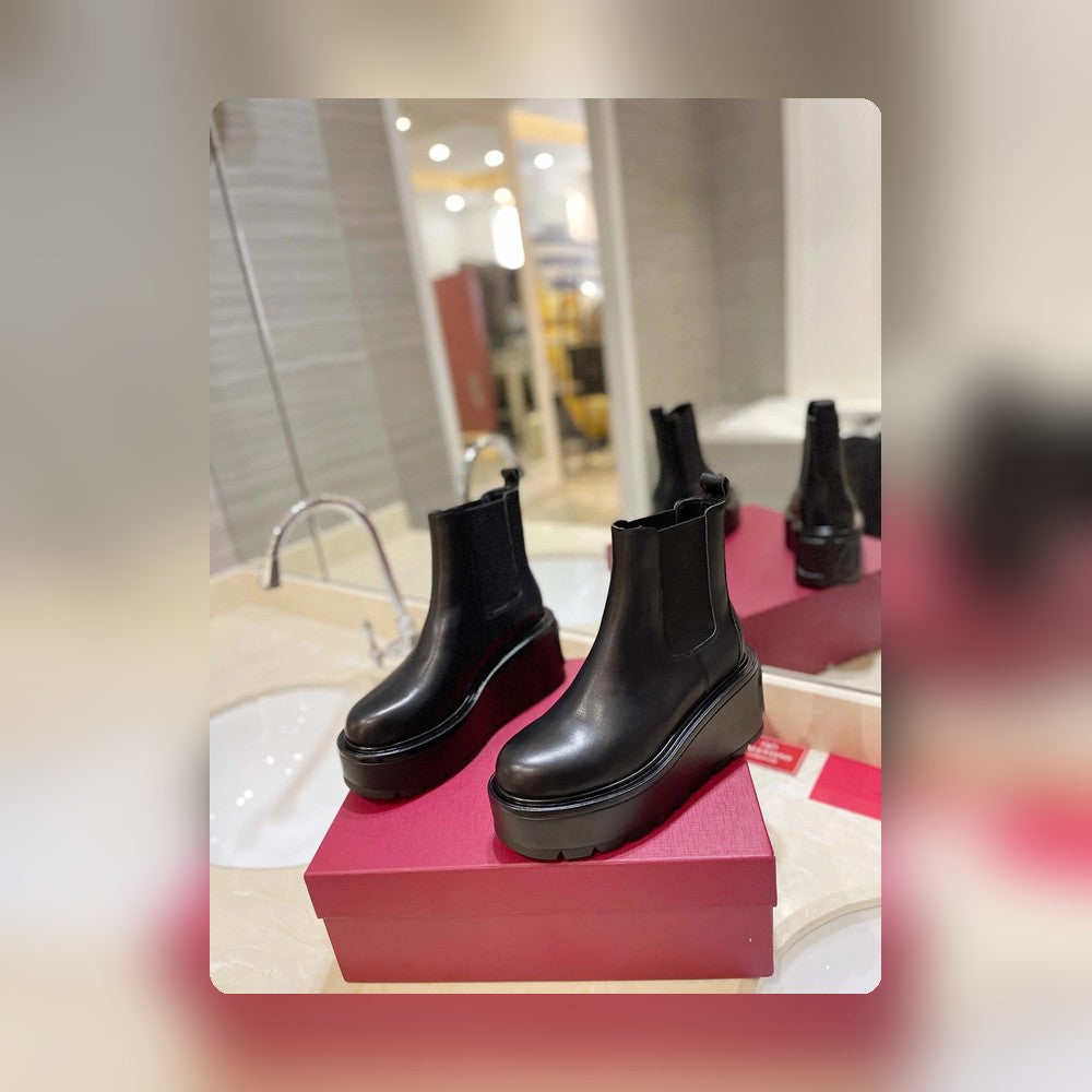 nmb GARAVANI UNIQUEFORM V LOGO LEATHER PLATFORM BOOTS BLACK