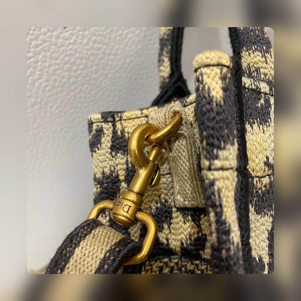 Anum Bags Detail