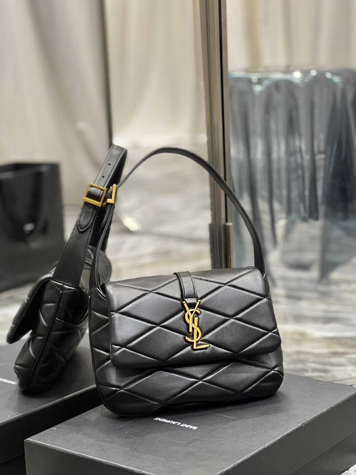 Anum Bags Detail