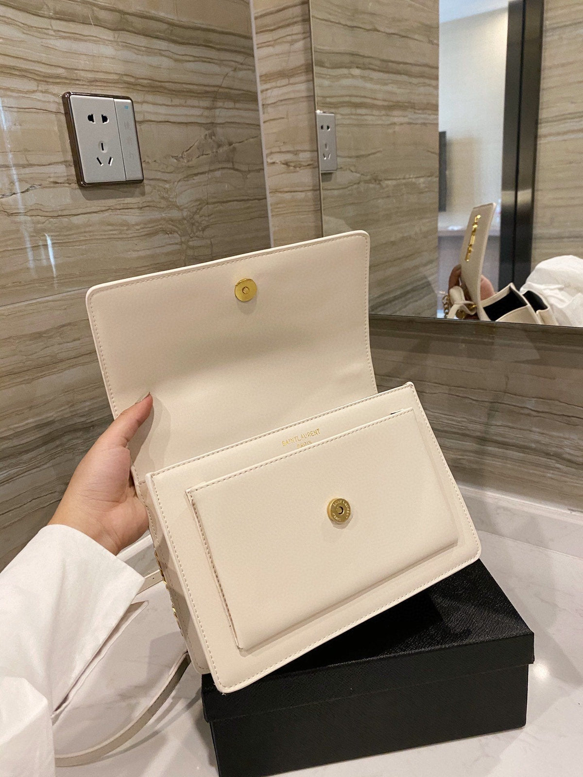 Anum Bags Detail