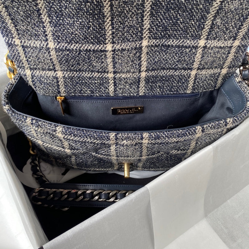 Anum Bags Detail