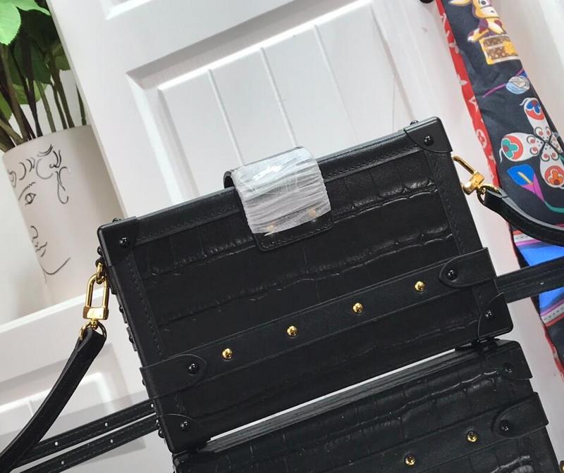 Anum Bags Detail