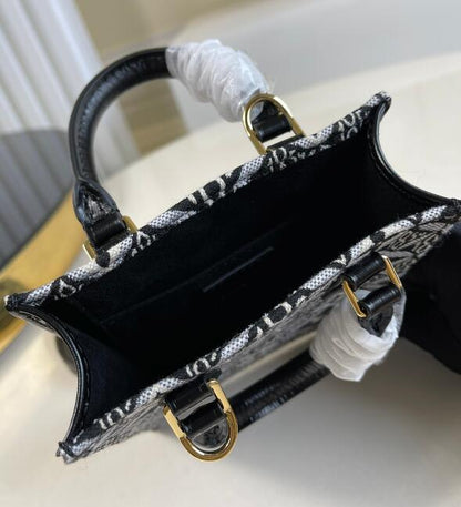 Anum Bags Detail