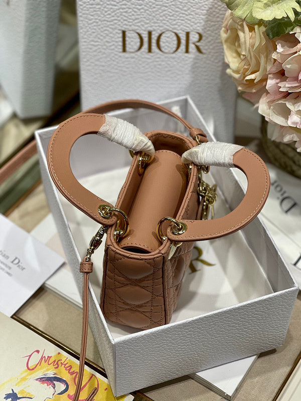 Anum Bags Detail
