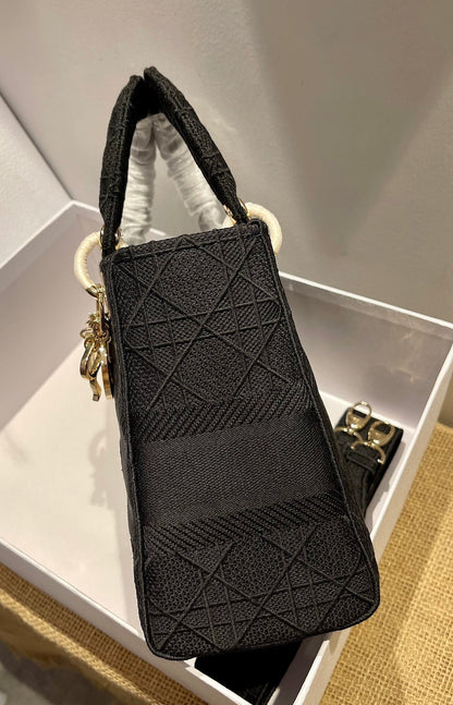 Anum Bags Detail