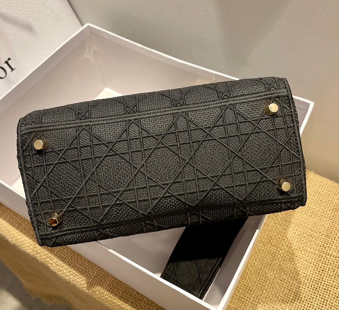 Anum Bags Detail