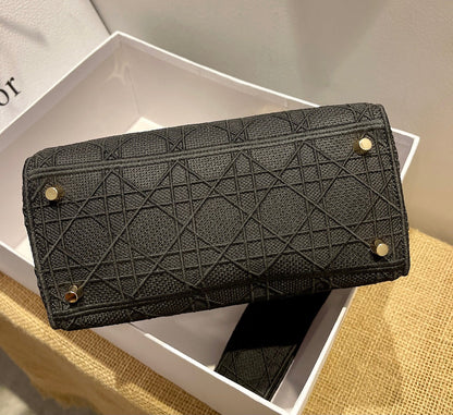 Anum Bags Detail