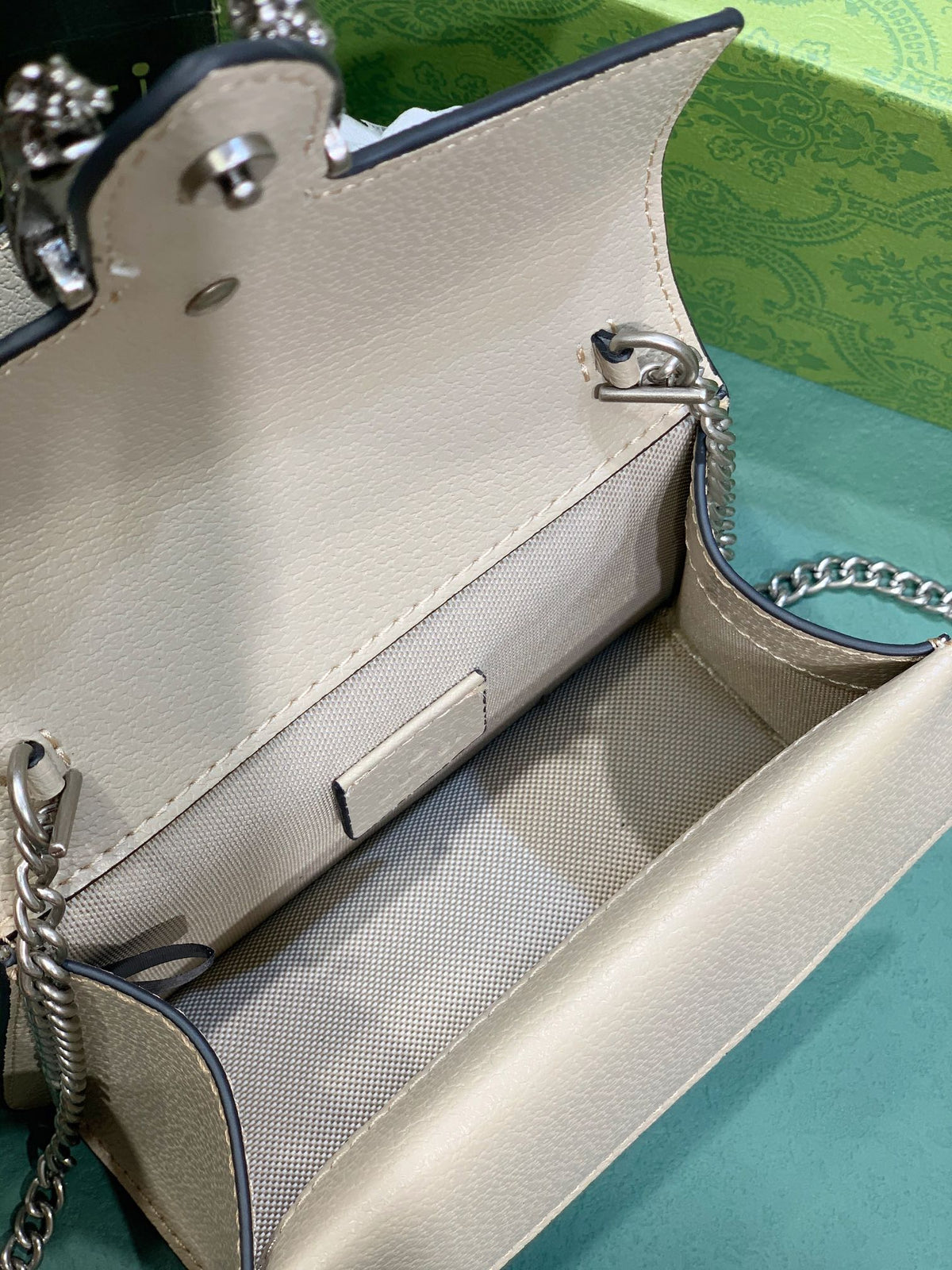 Anum Bags Detail