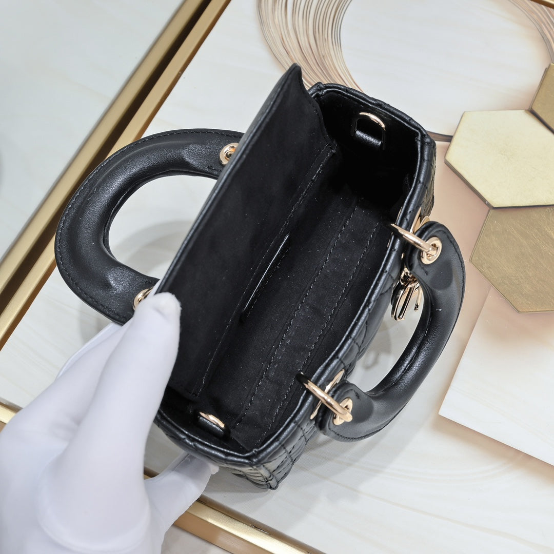 Anum Bags Detail