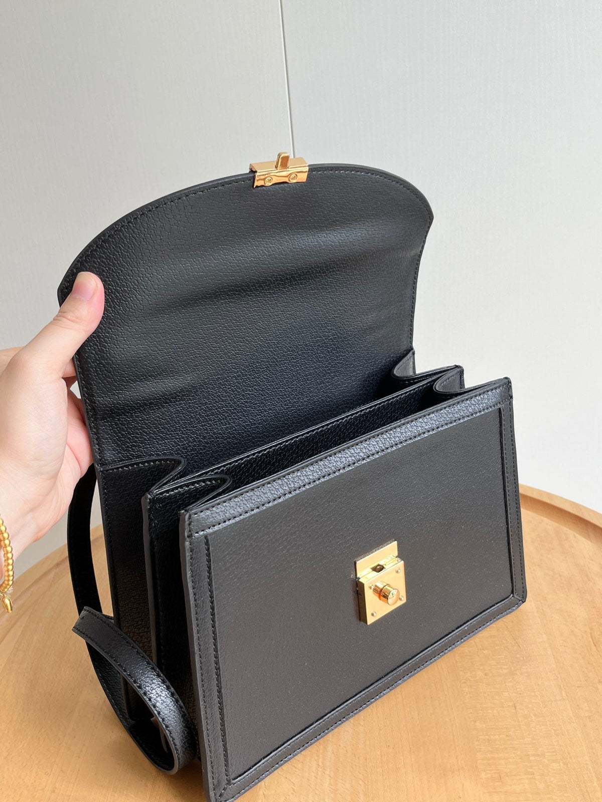 Anum Bags Detail