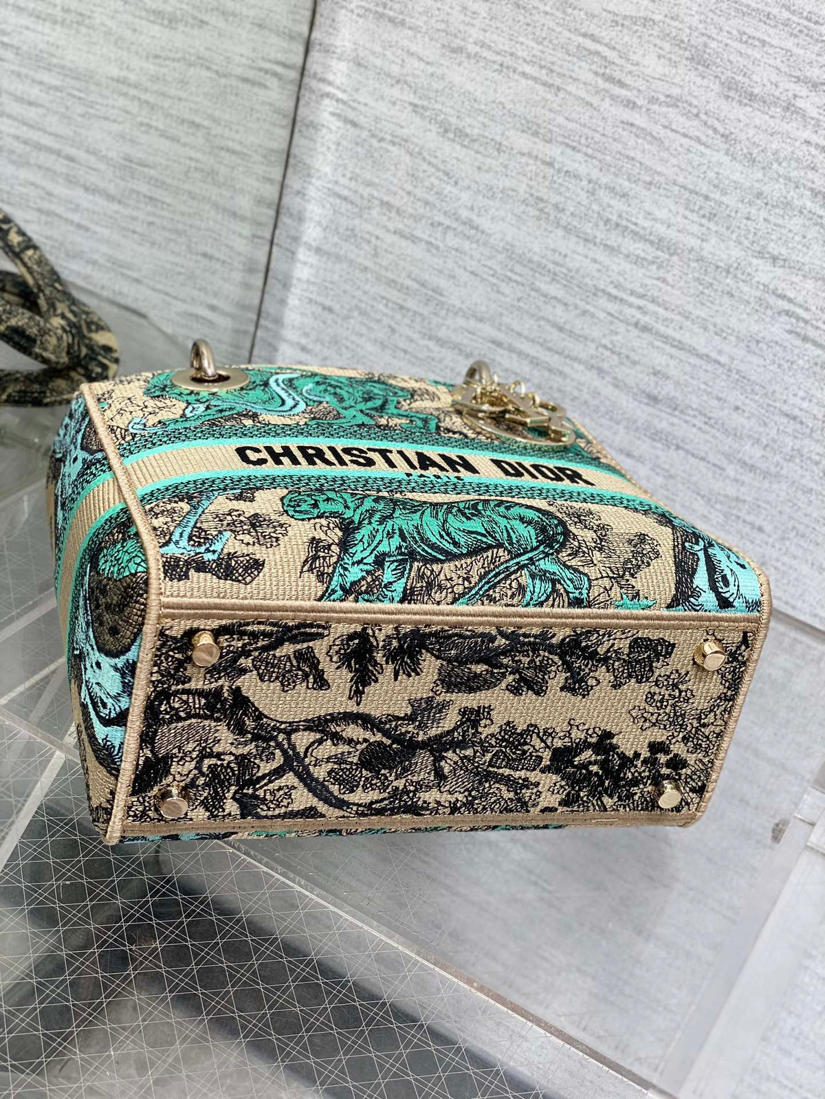 Anum Bags Detail