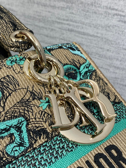 Anum Bags Detail