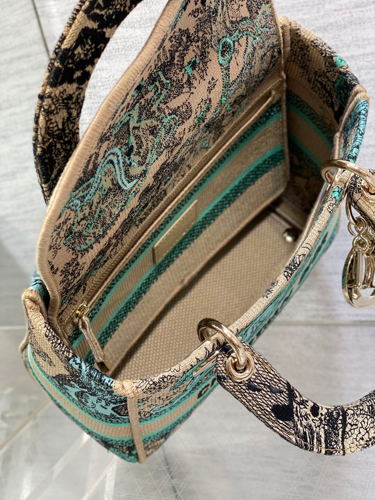 Anum Bags Detail