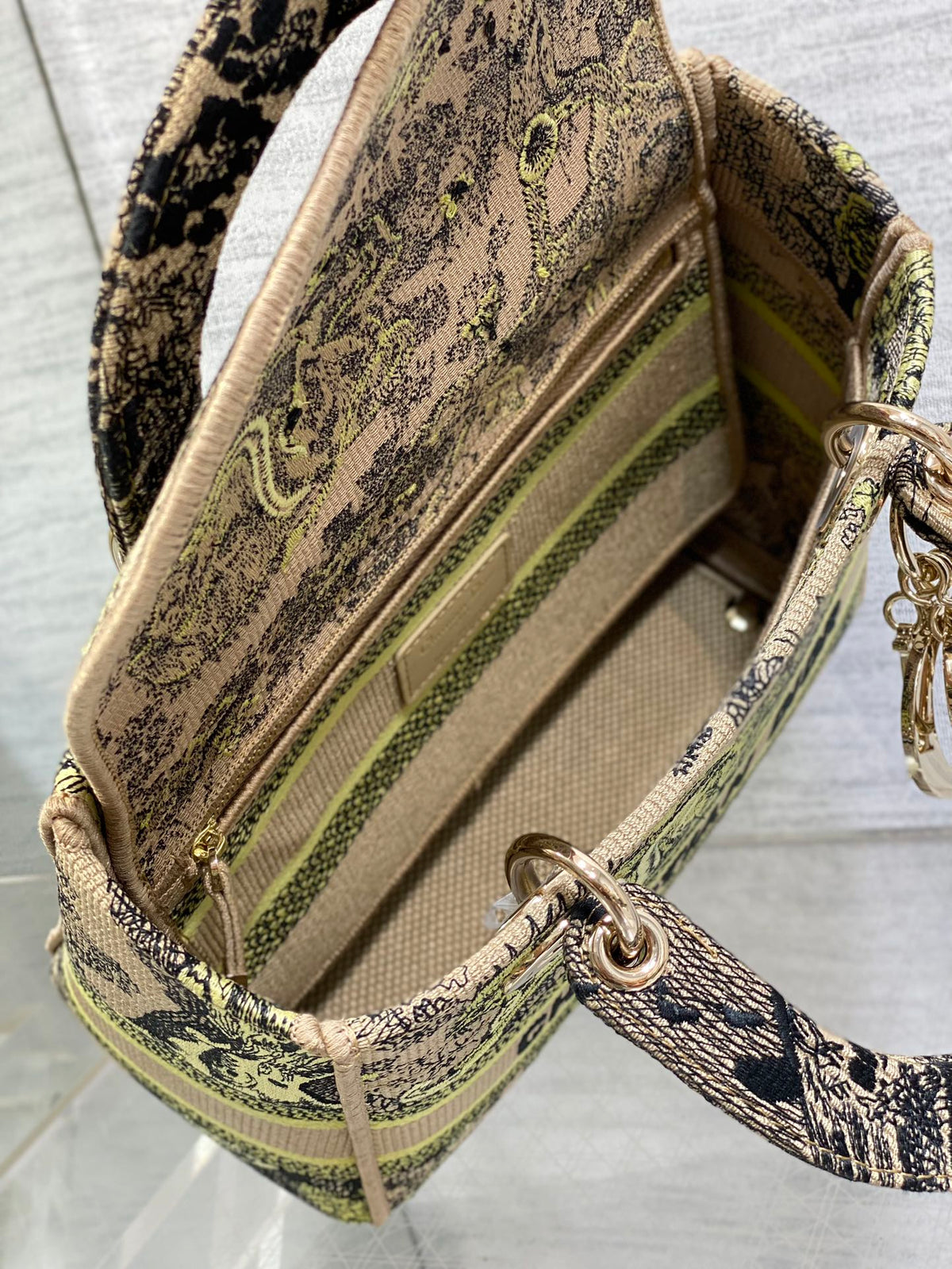 Anum Bags Detail