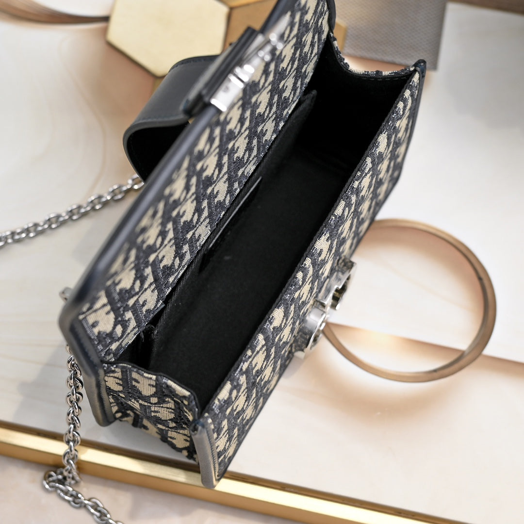 Anum Bags Detail