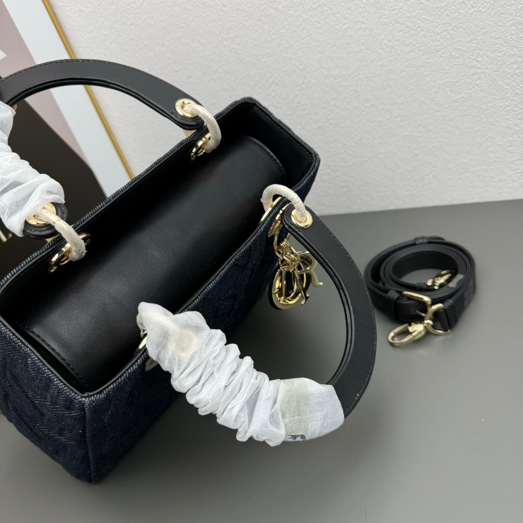 Anum Bags Detail