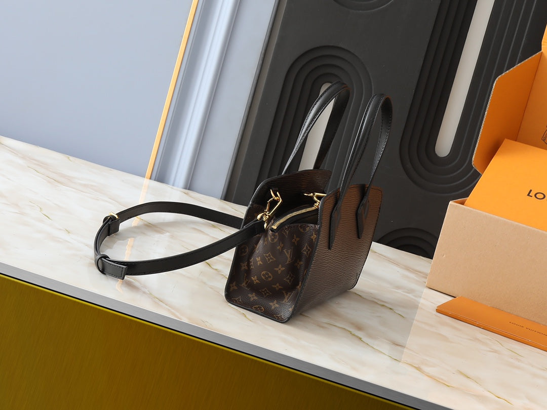 Anum Bags Detail