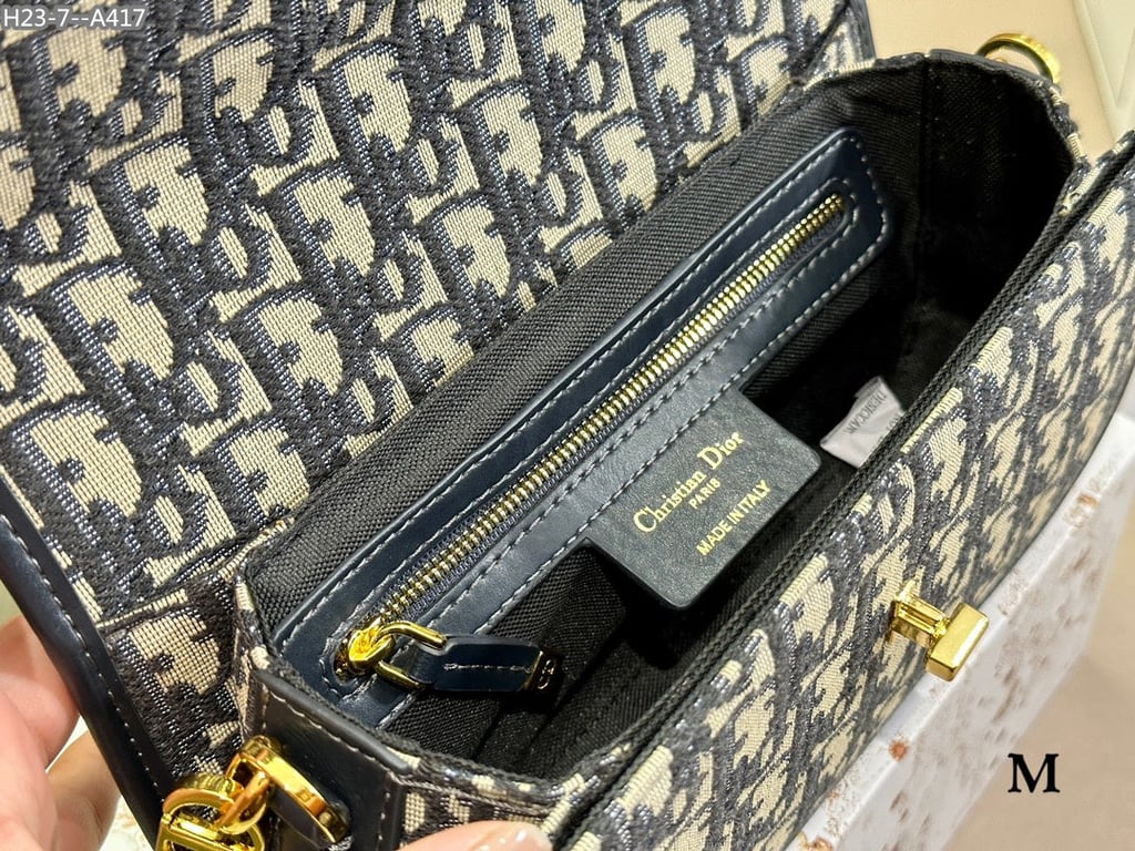 Anum Bags Detail