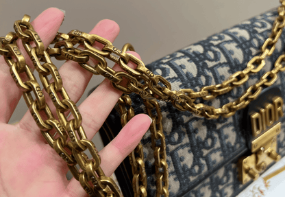 Anum Bags Detail