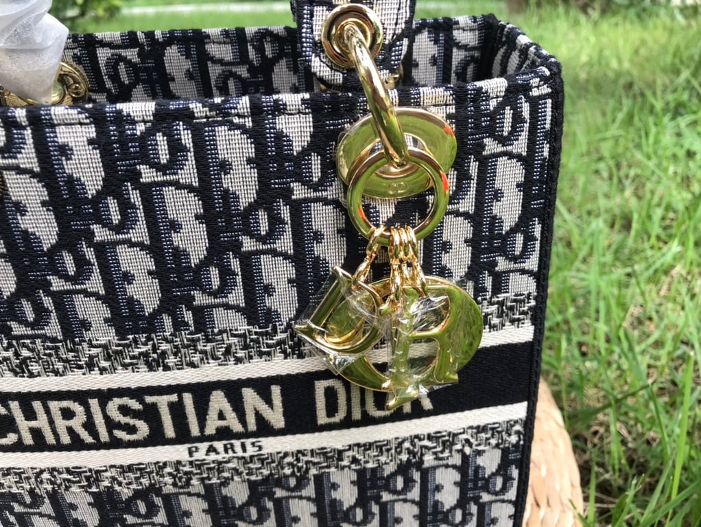 Anum Bags Detail