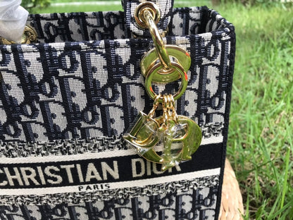 Anum Bags Detail