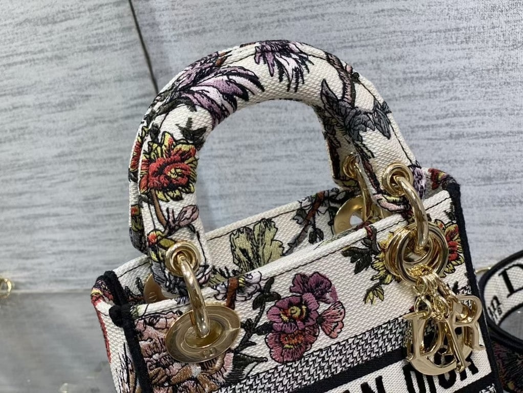 Anum Bags Detail