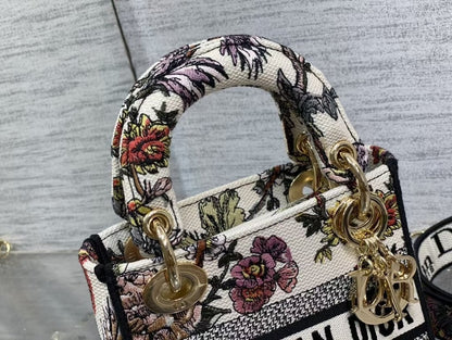 Anum Bags Detail