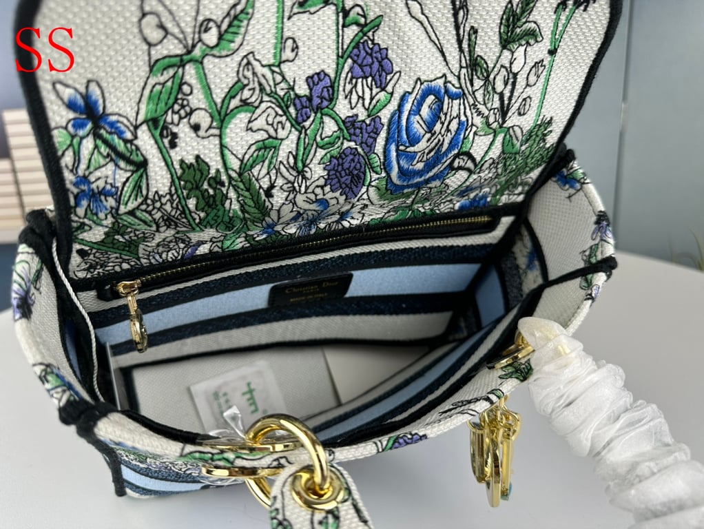 Anum Bags Detail