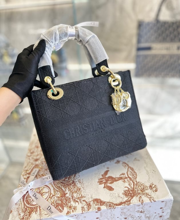 Anum Bags Detail