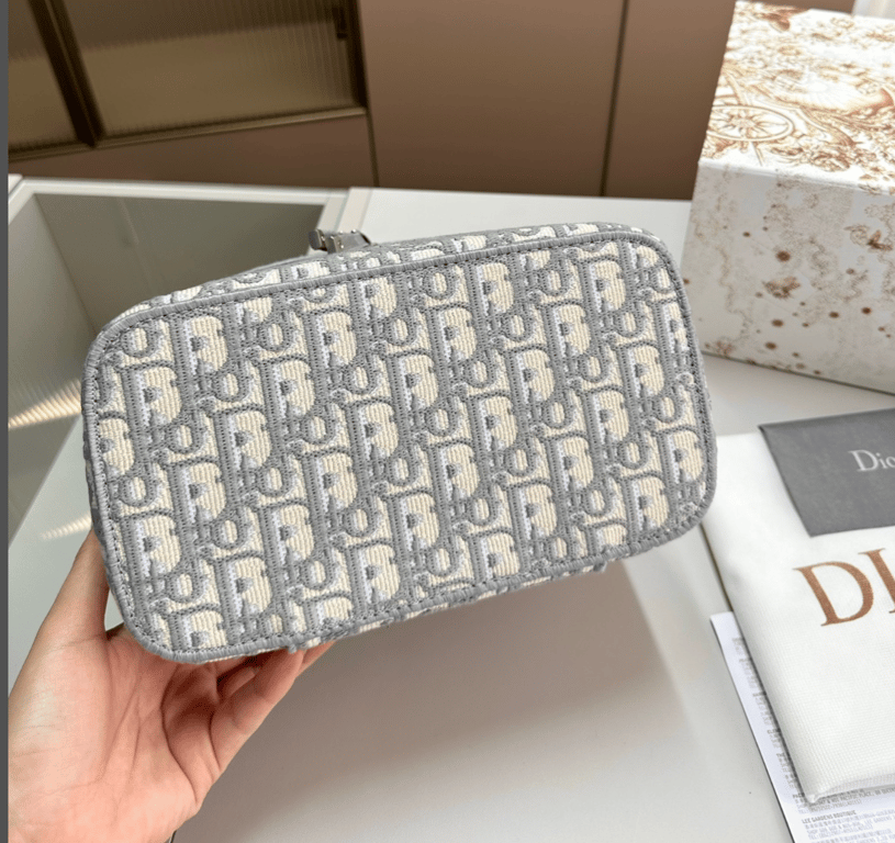 Anum Bags Detail