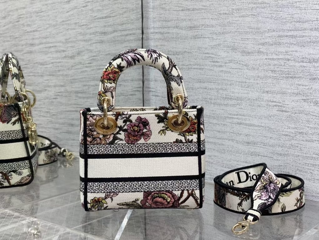 Anum Bags Detail
