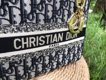 Anum Bags Detail