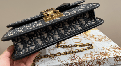 Anum Bags Detail