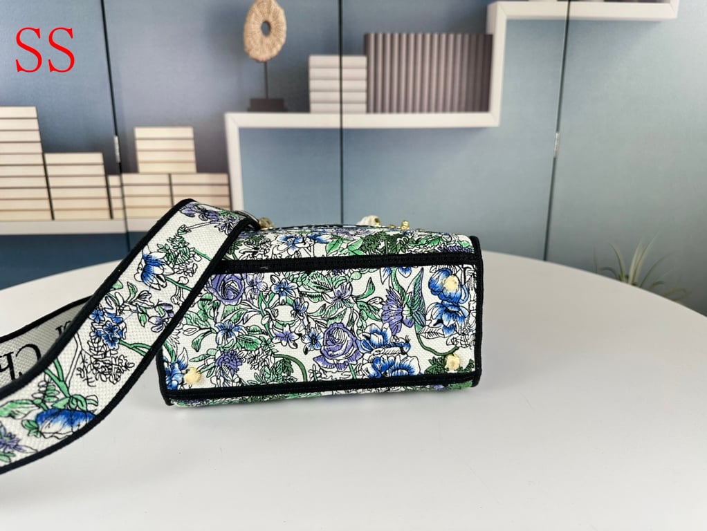 Anum Bags Detail