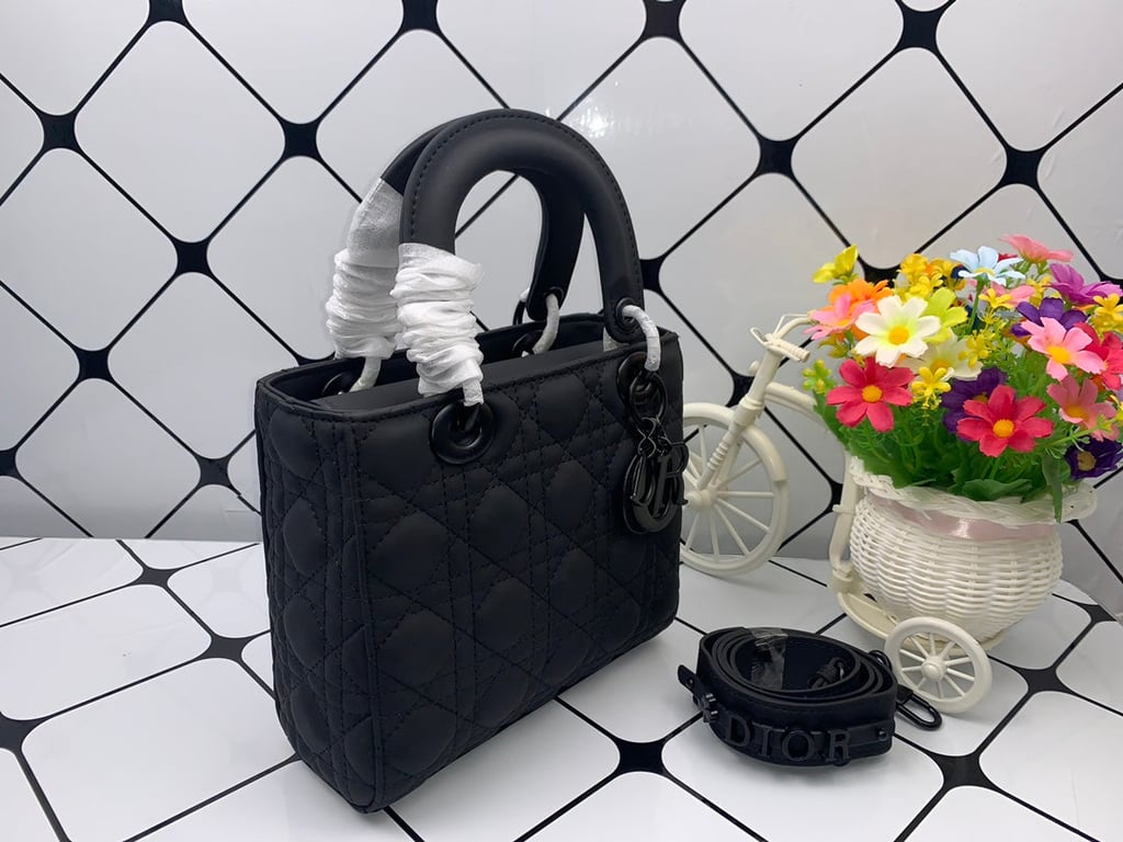 Anum Bags Detail